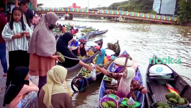 
 Pasar Terapung Taman Siring Banjarmasin dapat dijumpai setiap Sabtu sore dan Minggu pagi, pengunjung dapat berbelanja barang dagangan dari atas perahu maupun dermaga apung
