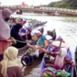 Pasar Terapung Taman Siring Banjarmasin dapat dijumpai setiap Sabtu sore dan Minggu pagi, pengunjung dapat berbelanja barang dagangan dari atas perahu maupun dermaga apung