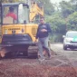 H Junai memantau alat berat melakukan perbaikan jalan, Selasa(10/1/2022)