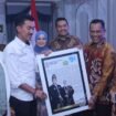 Penyerahan cinderamata oleh Bupati Banjar kepada Letkol Inf Imam Muchtarom dan AKBP Doni Hadi Santoso,Rabu(11/1/2023)foto:Kominfo Banjar