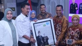 Penyerahan cinderamata oleh Bupati Banjar kepada Letkol Inf Imam Muchtarom dan AKBP Doni Hadi Santoso,Rabu(11/1/2023)foto:Kominfo Banjar
