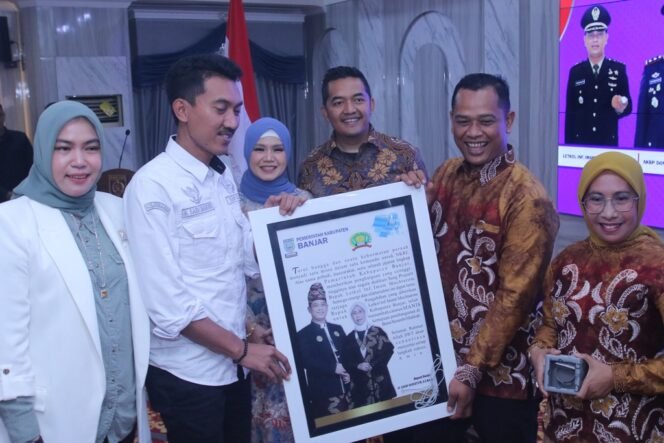 
 Penyerahan cinderamata oleh Bupati Banjar kepada Letkol Inf Imam Muchtarom dan AKBP Doni Hadi Santoso,Rabu(11/1/2023)foto:Kominfo Banjar