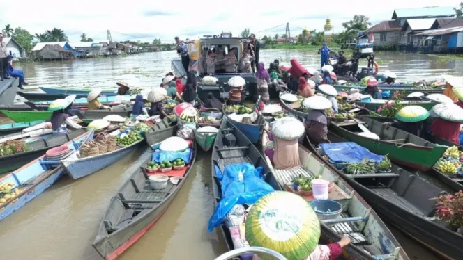 
 Kapolda Kalsel Disuguhi Pantun oleh Acil-Acil Pasar Terapung