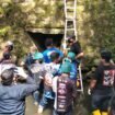 Evakuasi mayat dari dalam lubang gorong-gorong di sungai Teluk Gadang Desa Semayap Kecamatan Pulau Laut Utara, Minggu (15/1/2023). (foto : NSR)
