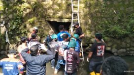 Evakuasi mayat dari dalam lubang gorong-gorong di sungai Teluk Gadang Desa Semayap Kecamatan Pulau Laut Utara, Minggu (15/1/2023). (foto : NSR)