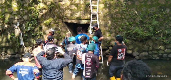 
 Evakuasi mayat dari dalam lubang gorong-gorong di sungai Teluk Gadang Desa Semayap Kecamatan Pulau Laut Utara, Minggu (15/1/2023). (foto : NSR)