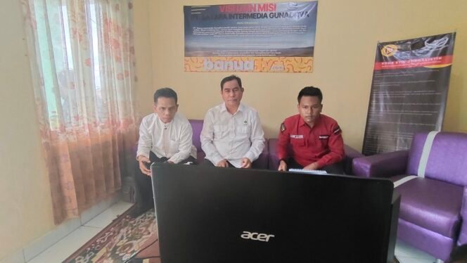 
 Verifikasi Media Faktual Banuatv.com disaksikan Ketua PWI Kalsel Zainal Helmie,Selasa(17/1/2023)(foto:ndi ricek)
