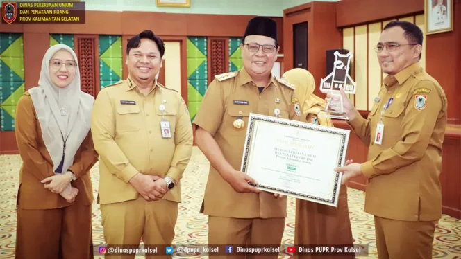 
 Kadis PUPR Provinsi Kalimantan Selatan terima penghargaan kategori Penilaian Perkantoran Ramah Lingkungan dari Gubernur Kalsel, Senin(2/1/2022). Foto: https://dinaspupr.kalselprov.go.id/
