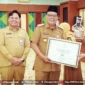 Kadis PUPR Provinsi Kalimantan Selatan terima penghargaan kategori Penilaian Perkantoran Ramah Lingkungan dari Gubernur Kalsel, Senin(2/1/2022). Foto: https://dinaspupr.kalselprov.go.id/