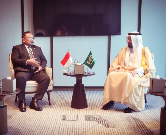 
 Menteri Agama (Menag) Yaqut Cholil Qoumas bersama Menteri Haji dan Umrah Arab Saudi Tawfiq F Al Rabiah di Jeddah, Minggu (8/1/2023). Foto: Humas Kementerian Agama