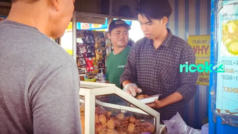 Pemilik D'Jaring Martapura, Wendi dan karyawannya sedang melayani pembeli jengkol. Foto: Ricek23.com/Nov 2022