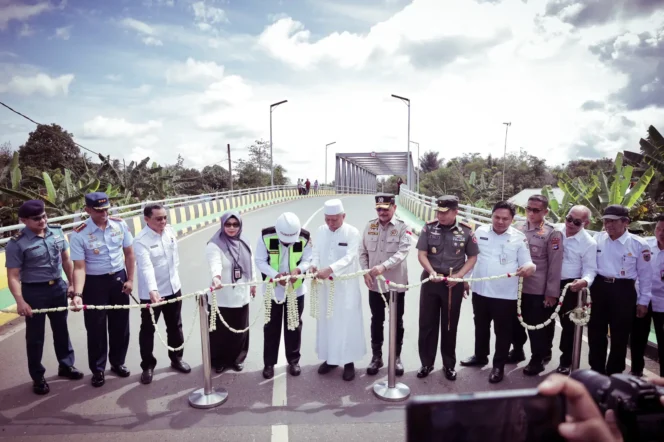 
 Pemotongan Pita oleh Gubernur Kalsel Sahbirin Noor, dalam peresmian jalan Provinsi Mataraman – Sungai Ulin, Rabu (4/1/2023)