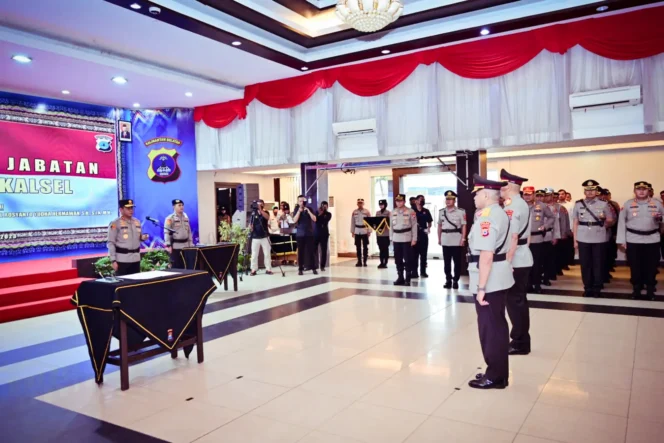 
 Upacara Serah Terima Jabatan (Sertijab) Wakapolda dipimpin Kapolda Kalsel Irjen Pol Andi Rian Djajadi di Aula Mathilda Batlayeri Polda Kalsel, Senin  (09/01/2023). Foto: Ist