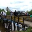 Santri dan Pengajar Pondok Pesantren Nurus Sholehin Kota Banjarmasin terpaksa harus menempuh perjalanan kaki untuk mencapai tempat belajar mengajar sementara.