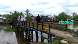 Santri dan Pengajar Pondok Pesantren Nurus Sholehin Kota Banjarmasin terpaksa harus menempuh perjalanan kaki untuk mencapai tempat belajar mengajar sementara.