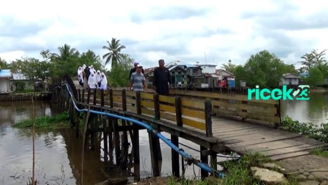 
 Santri dan Pengajar Pondok Pesantren Nurus Sholehin Kota Banjarmasin terpaksa harus menempuh perjalanan kaki untuk mencapai tempat belajar mengajar sementara.