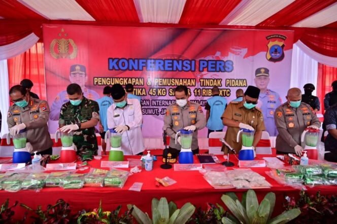 
 Pemusnahan Barang Bukti Narkoba Jaringan Internasional di Lapangan Apel Polda Kalsel Selasa (10/01/2023).(foto:humas polda kalsel)