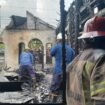 Petugas DPKP Kabupaten Banjar melakukan pemadaman saat kebakaran di Kecamatan Simpang Empat,Rabu(11/1/2023)(foto:DPKP Kab Banjar)