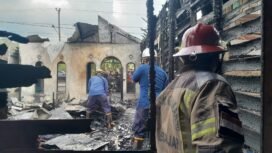 Petugas DPKP Kabupaten Banjar melakukan pemadaman saat kebakaran di Kecamatan Simpang Empat,Rabu(11/1/2023)(foto:DPKP Kab Banjar)