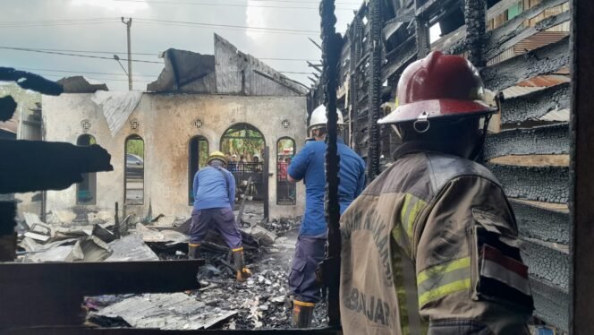 
 Petugas DPKP Kabupaten Banjar melakukan pemadaman saat kebakaran di Kecamatan Simpang Empat,Rabu(11/1/2023)(foto:DPKP Kab Banjar)