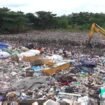 Aktivitas Pemulung di TPA Basirih Banjarmasin.Kamis(12/1/2023).