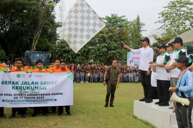 
 Pelepasan Rombongan Gerak Jalan Sehat Kerukunan oleh Bupati Banjar,Sabtu(14/1/2-23)