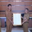 Bupati Banjar H Saidi Mansyur menyerahkan Sertifikat Akreditas Paripurna untuk RSUD Raza Martapura,Senin(16/1/2023).