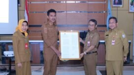 Bupati Banjar H Saidi Mansyur menyerahkan Sertifikat Akreditas Paripurna untuk RSUD Raza Martapura,Senin(16/1/2023).