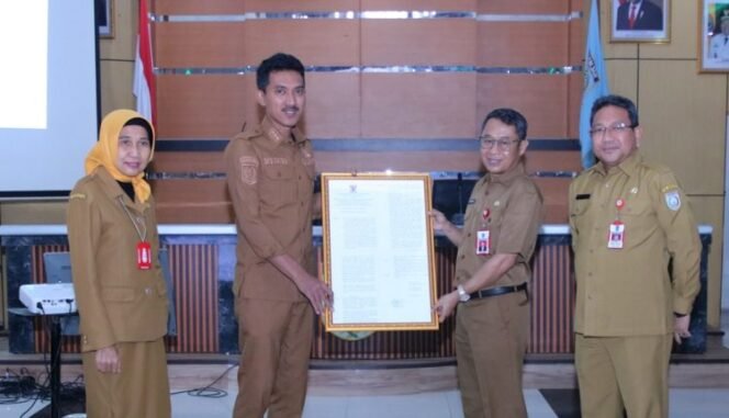
 Bupati Banjar H Saidi Mansyur menyerahkan Sertifikat Akreditas Paripurna untuk RSUD Raza Martapura,Senin(16/1/2023).