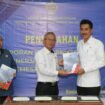 Penyerahan LHP oleh Kepala BPK RI Kalsel Rahmadi kepada Bupati Banjar Saidi Mansyur,Rabu(18/1/2023)foto:Kominfo Banjar