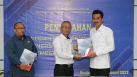 Penyerahan LHP oleh Kepala BPK RI Kalsel Rahmadi kepada Bupati Banjar Saidi Mansyur,Rabu(18/1/2023)foto:Kominfo Banjar