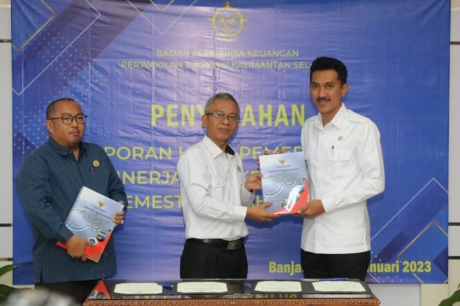
 Penyerahan LHP oleh Kepala BPK RI Kalsel Rahmadi kepada Bupati Banjar Saidi Mansyur,Rabu(18/1/2023)foto:Kominfo Banjar