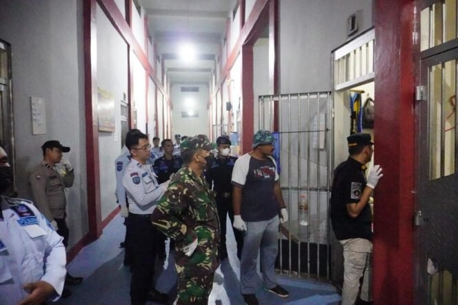 
 Pemasyarakatan Bersih-Bersih, Lapas Narkotika Karang Intan Bersihkan Lingkungan dan Razia Gabungan