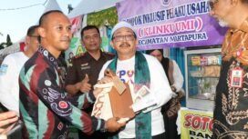 Wakil Bupati Banjar saat meninjau salah satu stan di Expo Ekraf 2023 