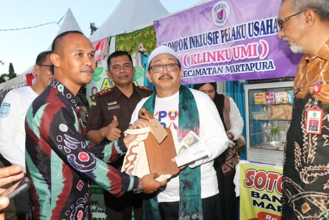 
 Wakil Bupati Banjar saat meninjau salah satu stan di Expo Ekraf 2023 