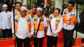 Desa Murung Kenanga menerima bantuan perahu dari BNPB yang diserahkan Anggota DPR RI Syaifullah Tamliha, Jumat (14/7). foto-MC Banjar.