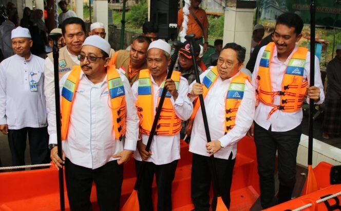 
 Desa Murung Kenanga menerima bantuan perahu dari BNPB yang diserahkan Anggota DPR RI Syaifullah Tamliha, Jumat (14/7). foto-MC Banjar.