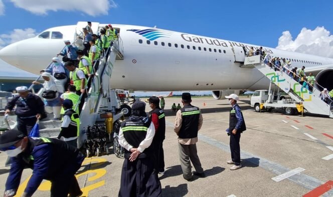 
 Jemaah haji kloter 6 Debarkasi Banjarmasin tiba di Bandara Internasional Syamsuddin Noor di Banjarbaru, Senin (17/7). foto-istimewa.
