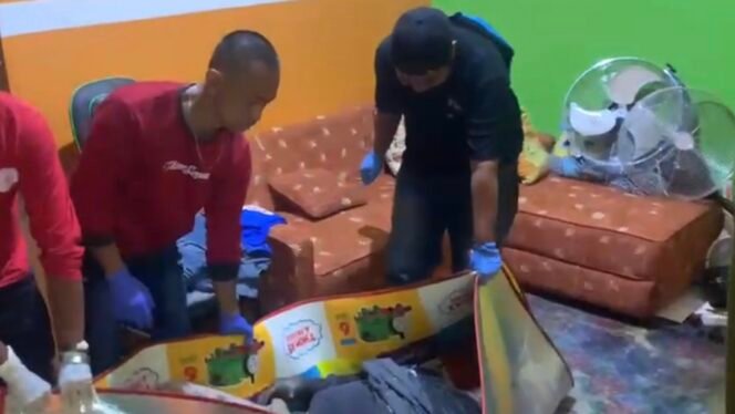 
 Mayat Ditemukan di Dalam Rumah,Diduga Korban Pembunuhan