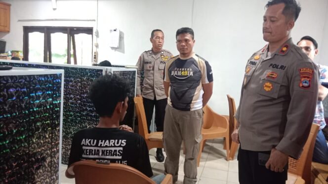 
 Pelaku (duduk) pembunuhan PSK di Pembatuan, Landasan Ulin, Banjarbaru, saat diintrogasi kepolisian. foto-Irma/redaksi8.com