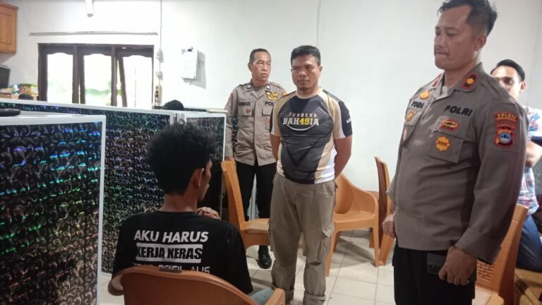Pelaku (duduk) pembunuhan PSK di Pembatuan, Landasan Ulin, Banjarbaru, saat diintrogasi kepolisian. foto-Irma/redaksi8.com