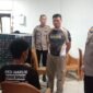 Pelaku (duduk) pembunuhan PSK di Pembatuan, Landasan Ulin, Banjarbaru, saat diintrogasi kepolisian. foto-Irma/redaksi8.com