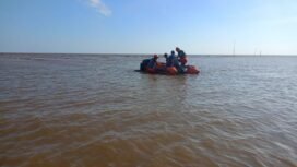 Tim Sar melakukan pencarian terhadap korban yang diduga tenggelam di Desa Bawah Layung ,Senin 24/7/2023.
