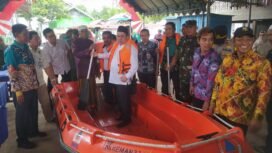 Desa Pengaron, Kabupaten Banjar dapat bantuan perahu dari BNPB yang diserahkan Anggota Komisi VIII DPR RI Syaifullah Tamliha, Kamis (13/7). foto-Ricek23.com