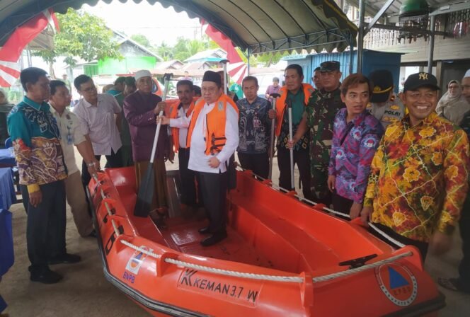 
 Desa Pengaron, Kabupaten Banjar dapat bantuan perahu dari BNPB yang diserahkan Anggota Komisi VIII DPR RI Syaifullah Tamliha, Kamis (13/7). foto-Ricek23.com