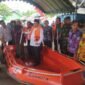 Desa Pengaron, Kabupaten Banjar dapat bantuan perahu dari BNPB yang diserahkan Anggota Komisi VIII DPR RI Syaifullah Tamliha, Kamis (13/7). foto-Ricek23.com