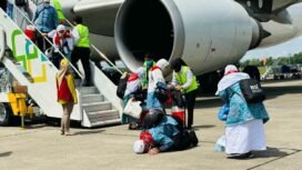 Jemaah haji Debarkasi Banjarmasin tiba di Bandara Syamsuddin Noor langsung bersujud syukur sepulang dari Tanah Suci. Foto-Kemenag Kalsel.