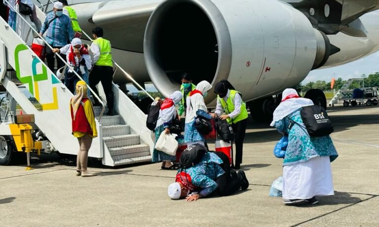 Jemaah haji Debarkasi Banjarmasin tiba di Bandara Syamsuddin Noor langsung bersujud syukur sepulang dari Tanah Suci. Foto-Kemenag Kalsel.
