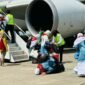Jemaah haji Debarkasi Banjarmasin tiba di Bandara Syamsuddin Noor langsung bersujud syukur sepulang dari Tanah Suci. Foto-Kemenag Kalsel.