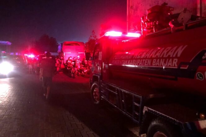 
 Kebakaran lahan di Jalan A.Yani Kilometer 10 Kertak Hanyar, Senin (17/7/23) malam. 
